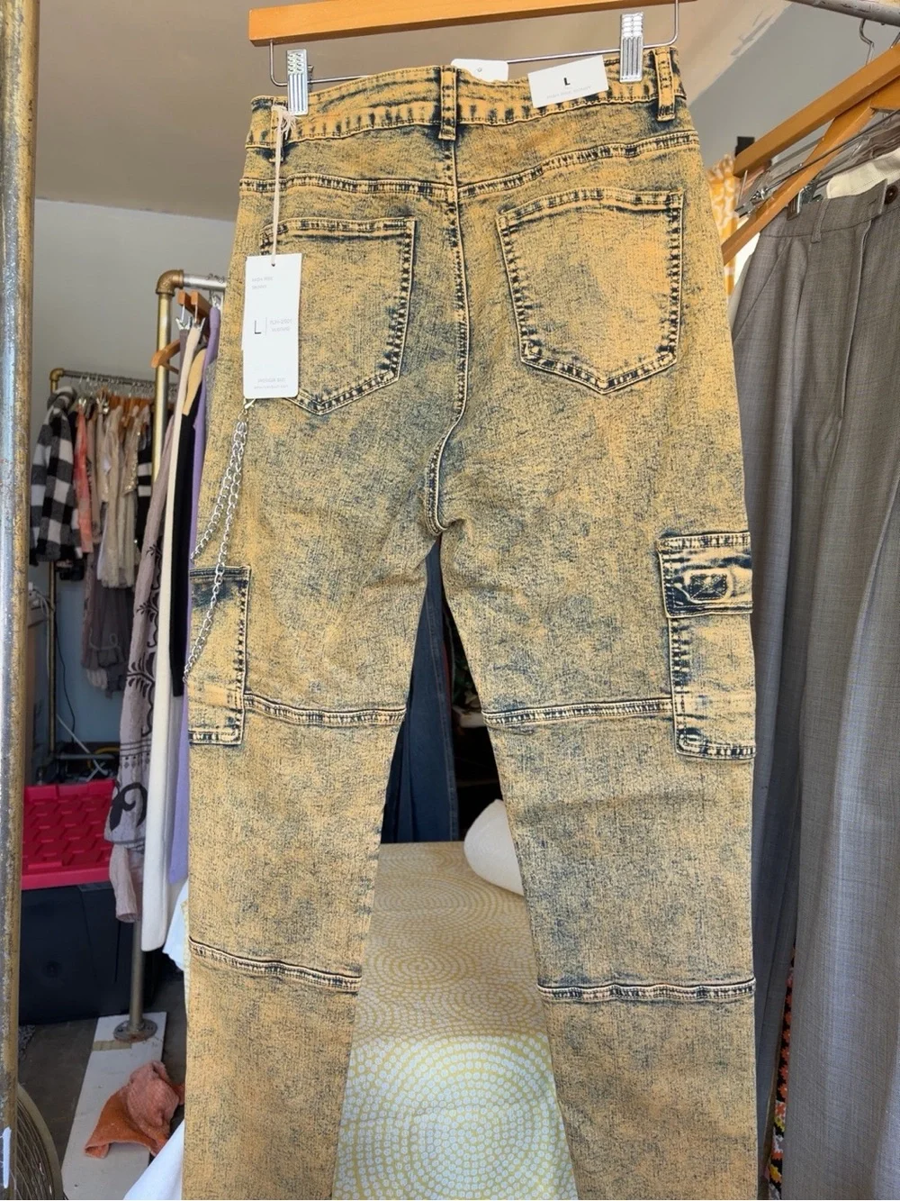 American Bazi High-Rise Acid Wash Cargo Jeans in Beige and Navy - Picture 4 of 5